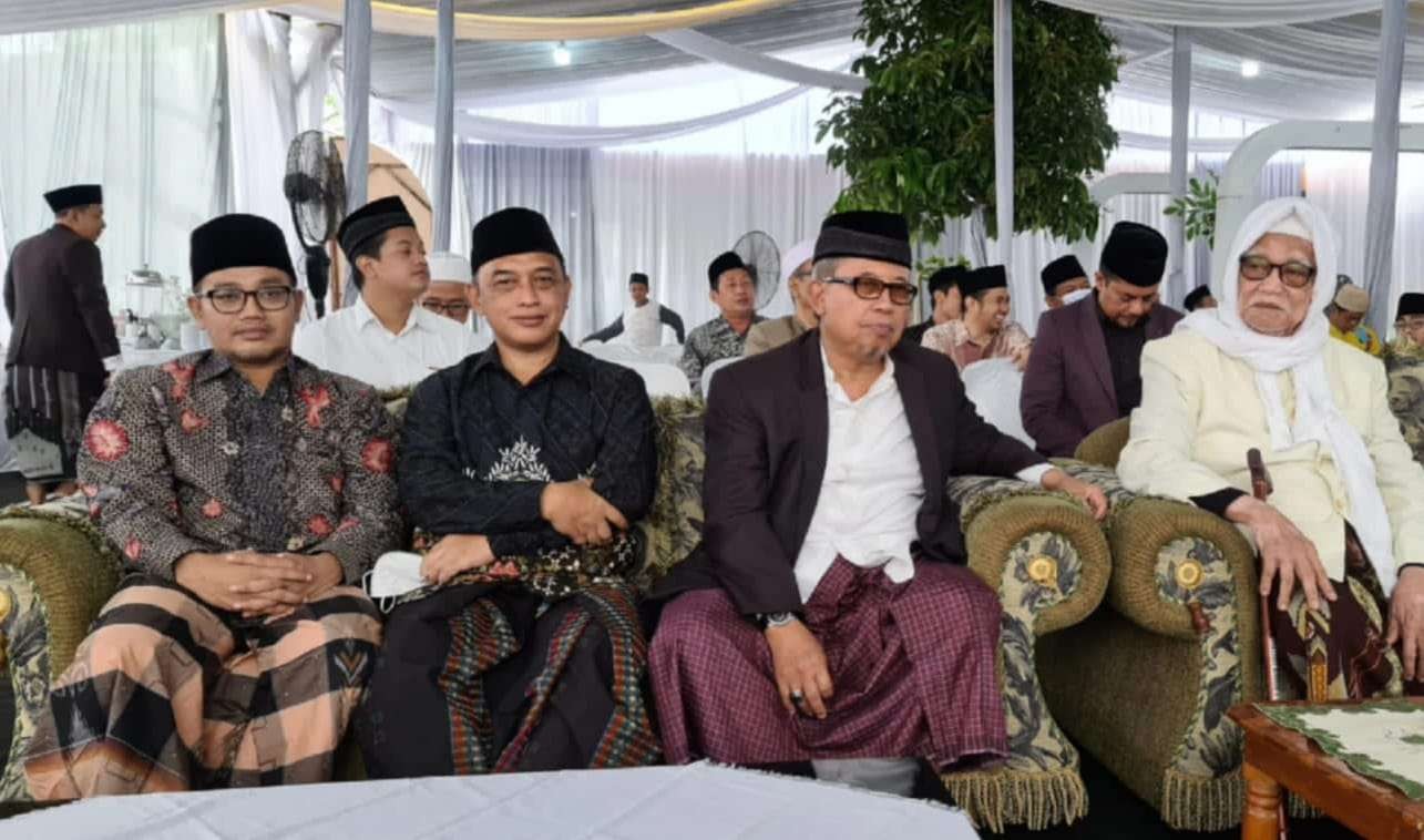 KH Abdus Salam Shohib, Wakil Ketua PWNU Jatim, di antara para kiai bersama Rais Syuriah PWNU Jatim KH Anwar Manshur. (Foto: Istimewa)