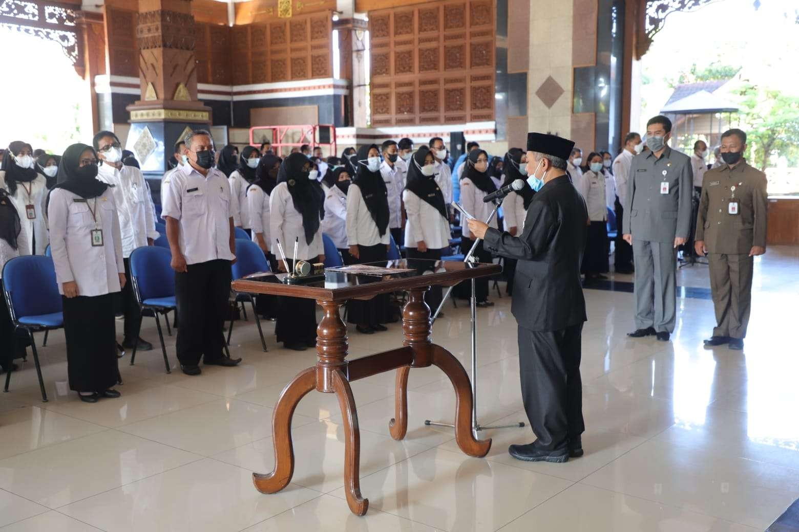 Sekda Tuban, Budi Wiyana melantik 198 ASN di Pendapa Kridha Manunggal Tuban (Foto: Dok Pemkab Tuban)