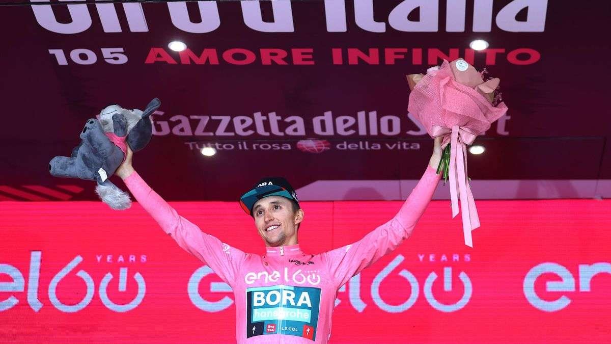 Jai Hindley (Bora-Hansgrohe) berhasil merebut maglia rosa dari RIchard Carapaz. (Foto: Istimewa)