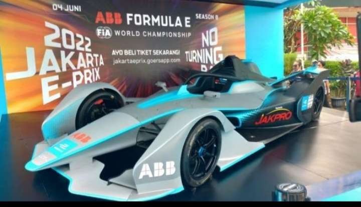 Replika mobil Formula E dipamerkan di bundaran HI, Minggu 29 Mei 2022. ( Foto: Istimewa)