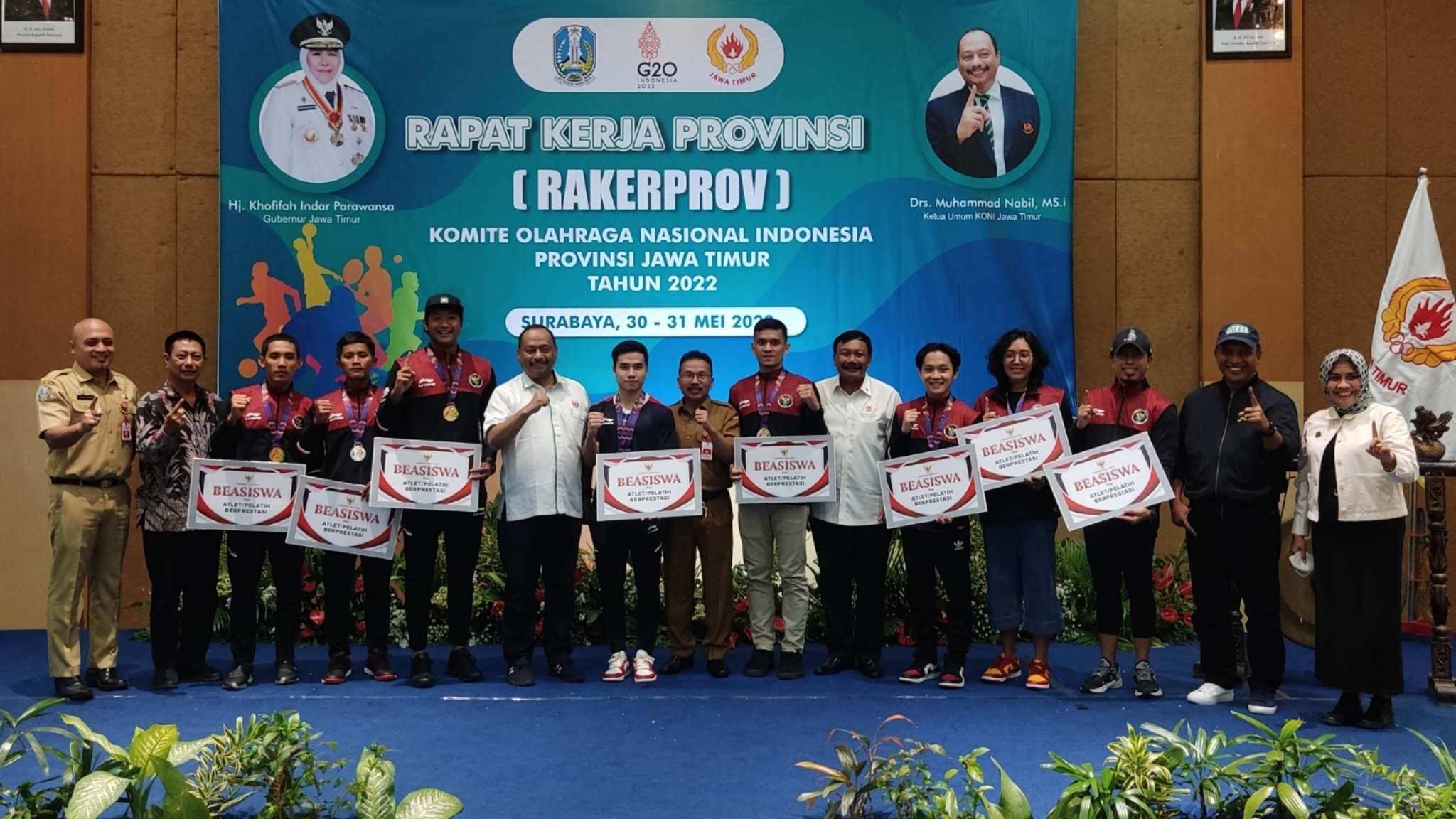 Asisten I Pemprov Jatim, Benny Sampirwanto (tengah) bersama Ketua KONI Jatim M Nabil dan Waketum KONI Pusat Suwarno usai memberi beasiswa pada peraih medali di Grand Mercure, Surabaya, Senin 30 Mei 2022. (Foto: Fariz Yarbo/Ngopibareng.id)