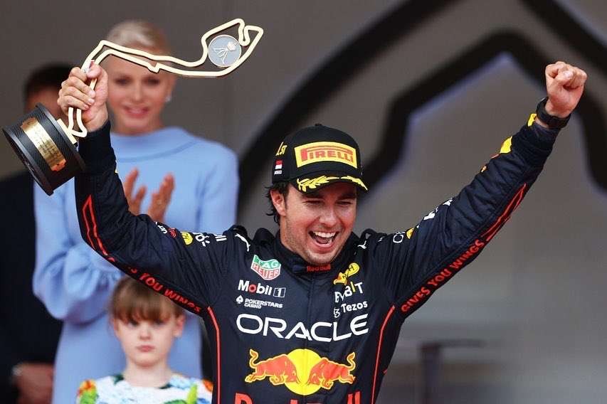 Sergio Perez mengangkat trofi juara di F1 GP Monaco, Minggu 29 Mei 2022. (Foto: Twitter F1)