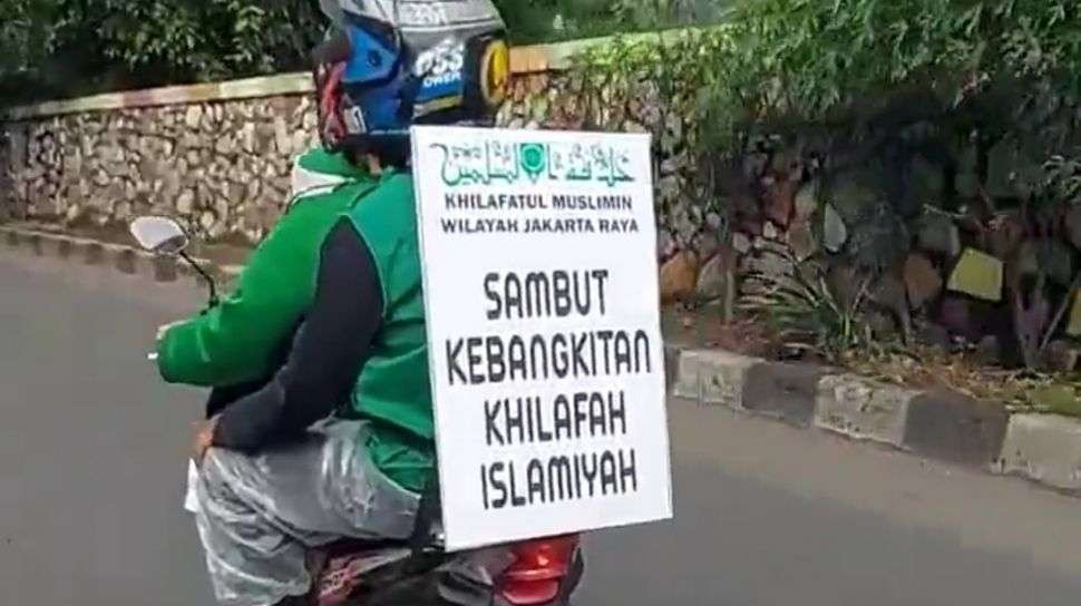 Pawai pengendara sepeda motor dengan membawa poster dan bendera khilafah Islamiyah di Jakarta. (Foto: Tangkapan layar)