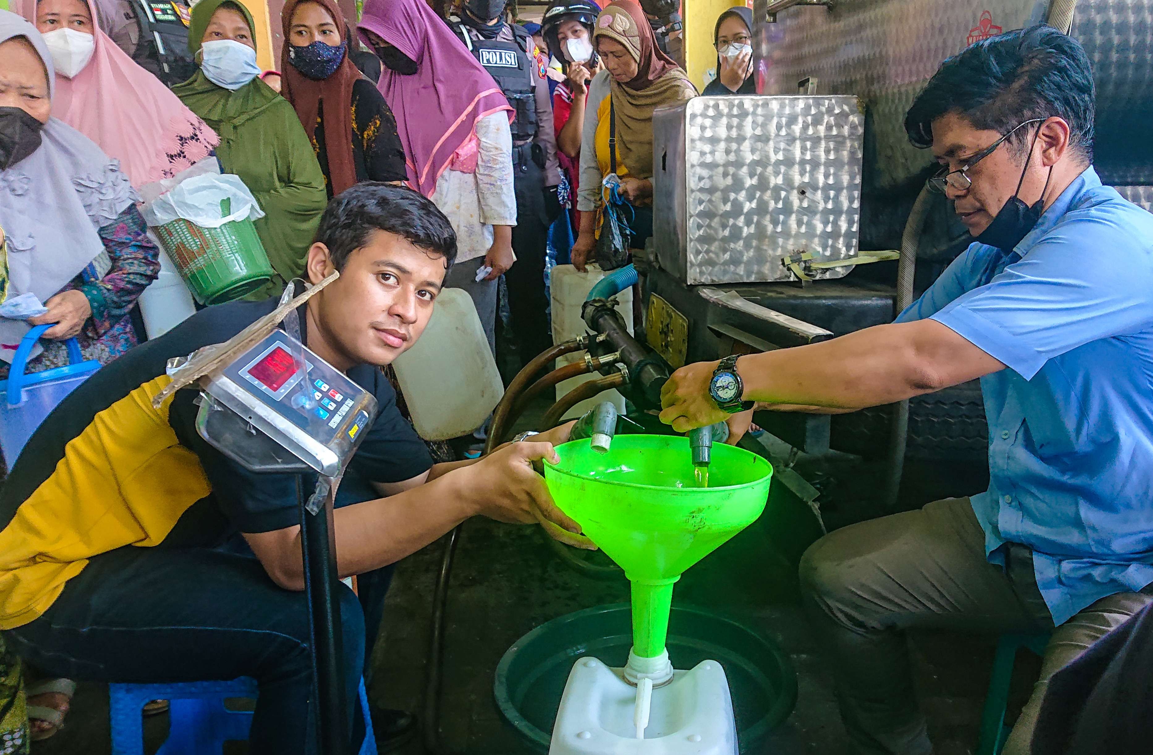 Operasi migor murah di pasar tradisional Sidoarjo (foto: Aini/Ngopibareng.id)