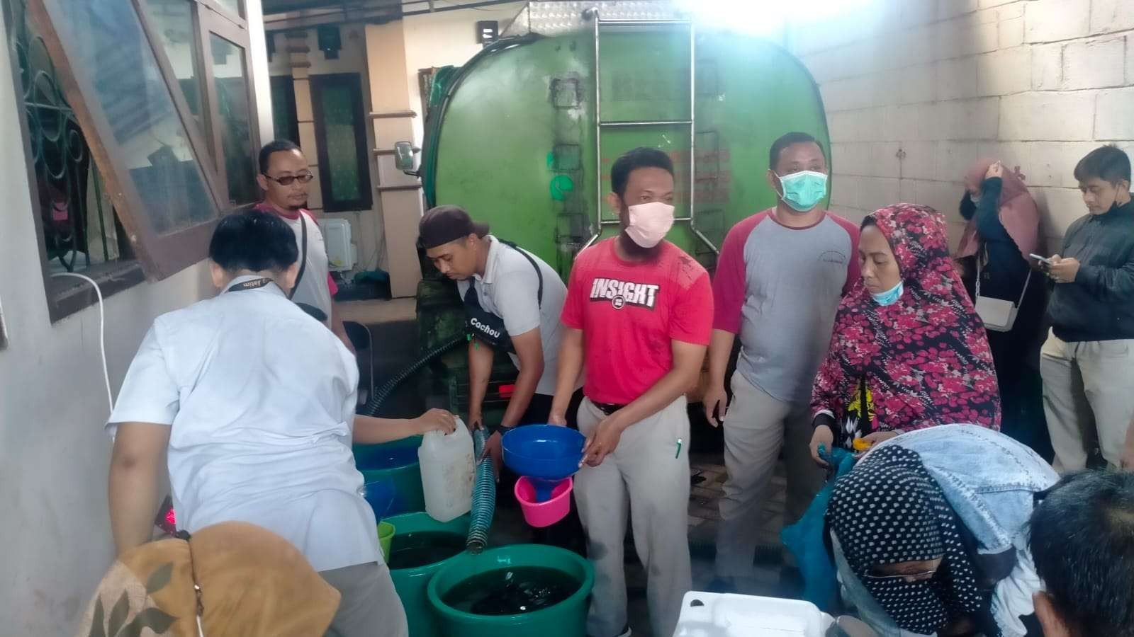 Warga antre minyak goreng curah di kantor Dinas Koperasi, Usaha Mikro, Perindustrian dan Perdagangan (DKUPP) Kota Probolinggo. (Foto: Ikhsan Mahmudi/Ngopibareng.id)