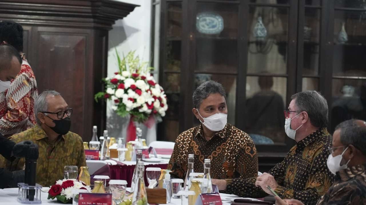 Dirjen Kebudayaan Hilmar Farid menjelaskan tentang Museum Nasional sambil menikmati makanan hasil Indonesia (Foto: Istimewa)