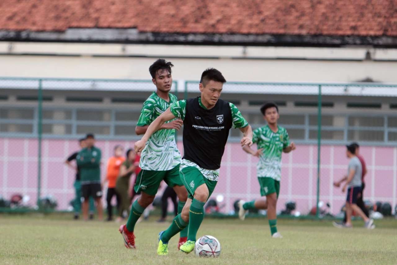 Pemain asing baru Persebaya Surabaya, Sho Yamamoto (rompi hitam) saat menjalani latihan perdana tim di Lapangan Thor, Surabaya, Rabu 1 Juni 2022. (Foto: Fariz Yarbo/Ngopibareng.id)