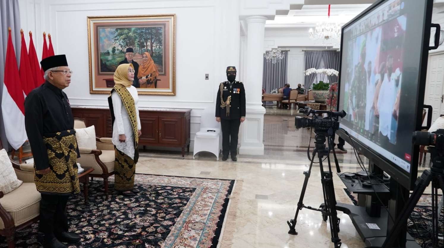 Wapres Ma'ruf Amin bersama ibu mengikuti upacara hari Pancasila secara virtual. (Foto: Setwapres).