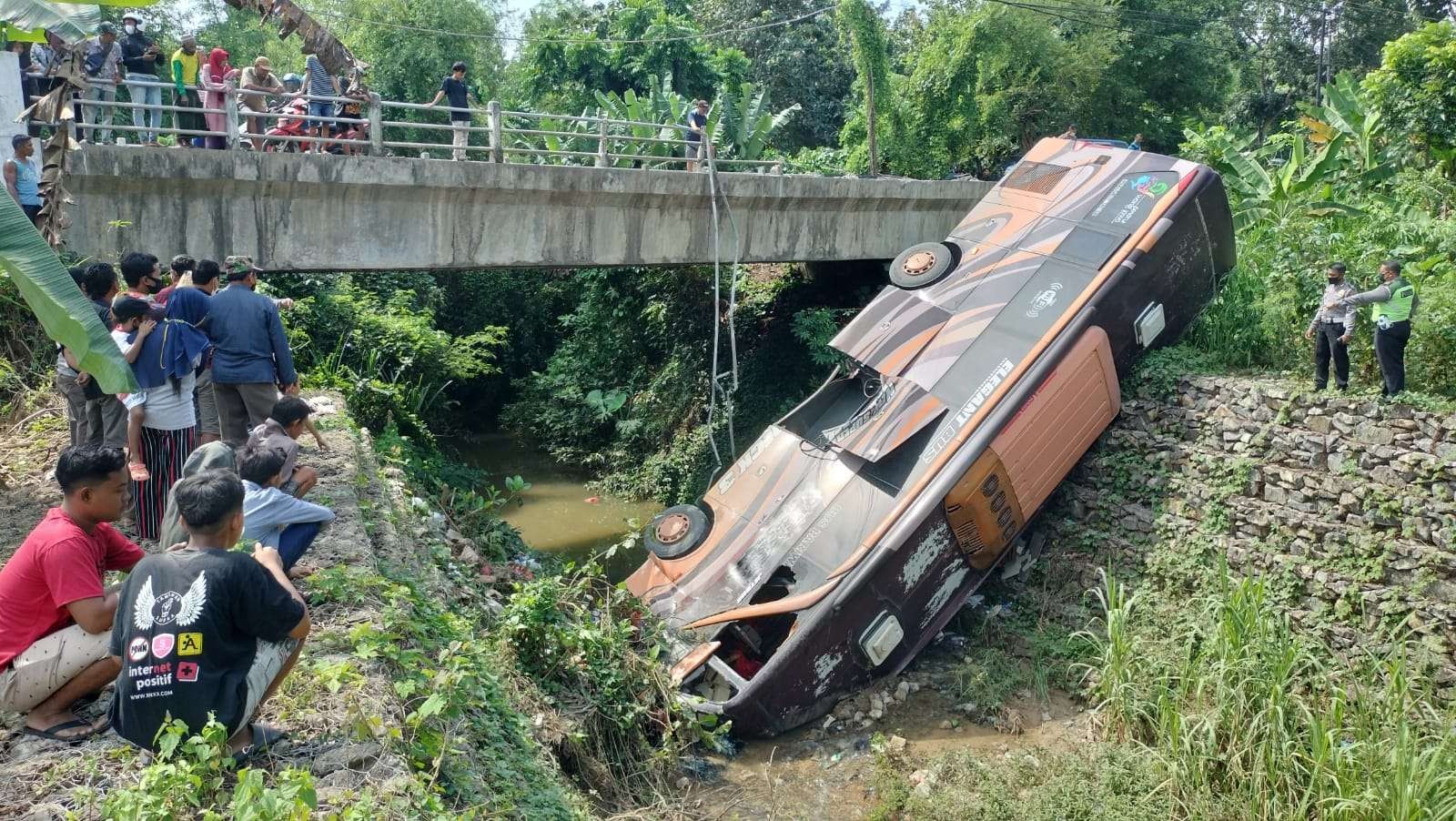 Kondisi bus pariwisata nyungsep di jembatan pakel turut Desa Sidomulyo, Kecamatan Jatirogo, Tuban (Foto: dok. Istimewa)