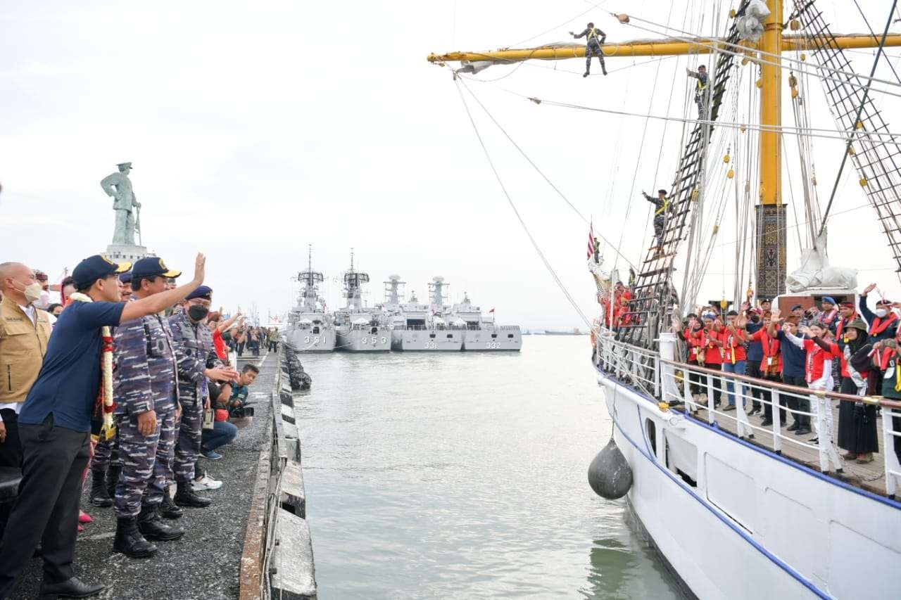 Kapal TNI AL KRI Dewaruci membawa  peserta Muhibah Budaya Jalur Rempah 2022  meninggalkan Dermaga Ujung Surabaya (Foto: Istimewa )