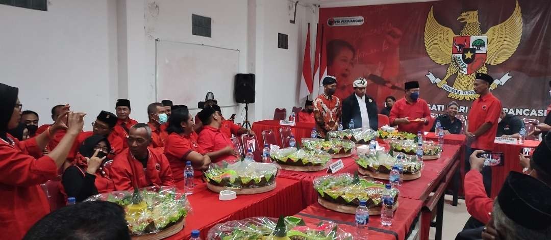 Peringati Hari Lahir Pancasila, DPC PDIP Kabupaten Kediri menggelar acara tumpengan serta doa bersama yang dipimpin oleh pemuka lintas agama.  (Foto: Fendi Plesmana/Ngopibareng.id)