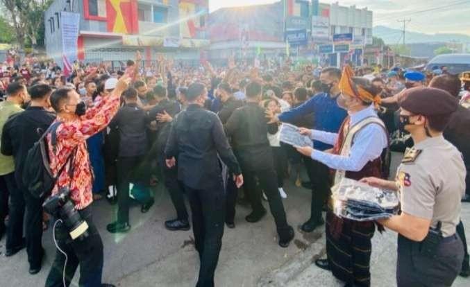 Presiden Jokowi bersama ibu Iriana menyapa warga Ende. (Foto: Setpres)