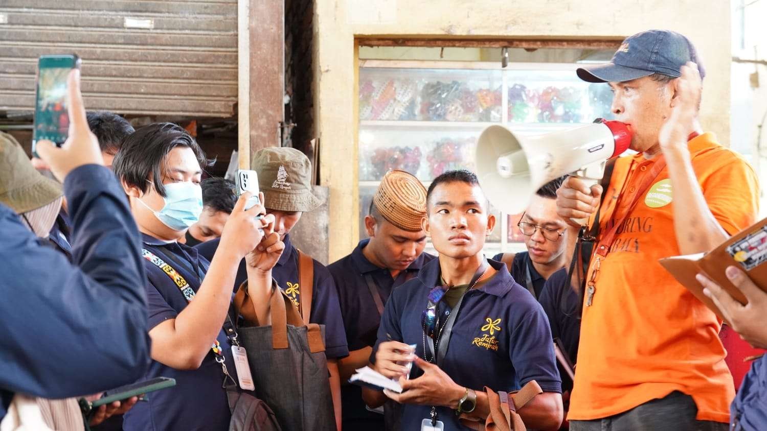 Dirjen Kebudayaan Hilmar Farid bersama peserta muhibah budaya (Foto: istimewa)