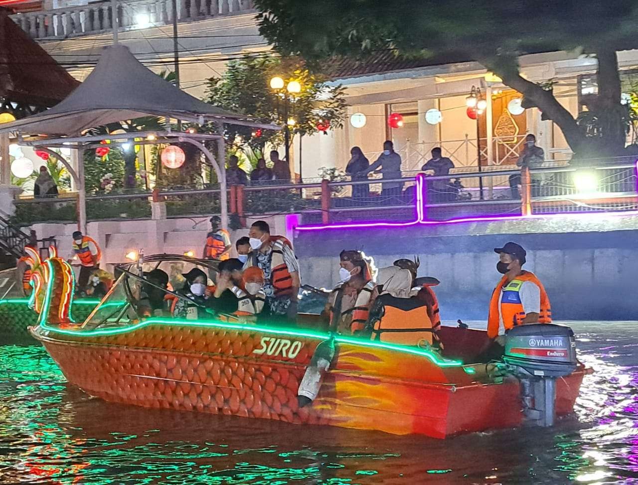 Walikota Surabaya Eri Cahyadi bersama Gubernur Jatim Khofifah Indar Parawansa menikmati wisata air Kalimas. (Foto: Pita Sari/Ngopibareng.id)