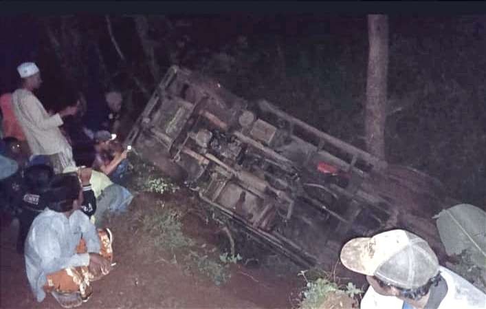 Kondisi truk bermuatan pasir terbalik di jurang Jalan Desa Curahtatal, Kecamatan Arjasa Situbondo.(foto: istimewa)