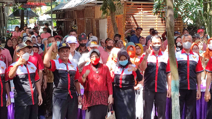 Masa reses, Ketua Komisi E DPRD Jatim, Wara Sundari Renny Pramana, disambati warga Gayam soal arca di Situs Tondowongso. (Foto: Fendhy Plesmana/Ngopibareng.id)