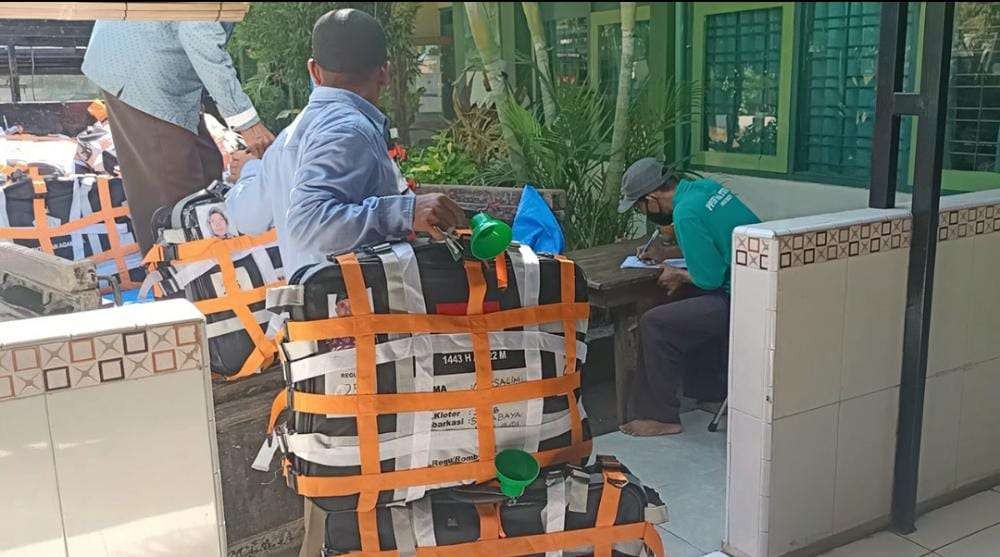 Calon jemaah haji asal Tuban, Jawa Timur, mengumpulkan koper haji di Kantor Kemenag Tuban. Mereka menandai kopernya dengan klobot jagung hingga sandal. (Foto: Khoirul Huda/Ngopibareng.id)