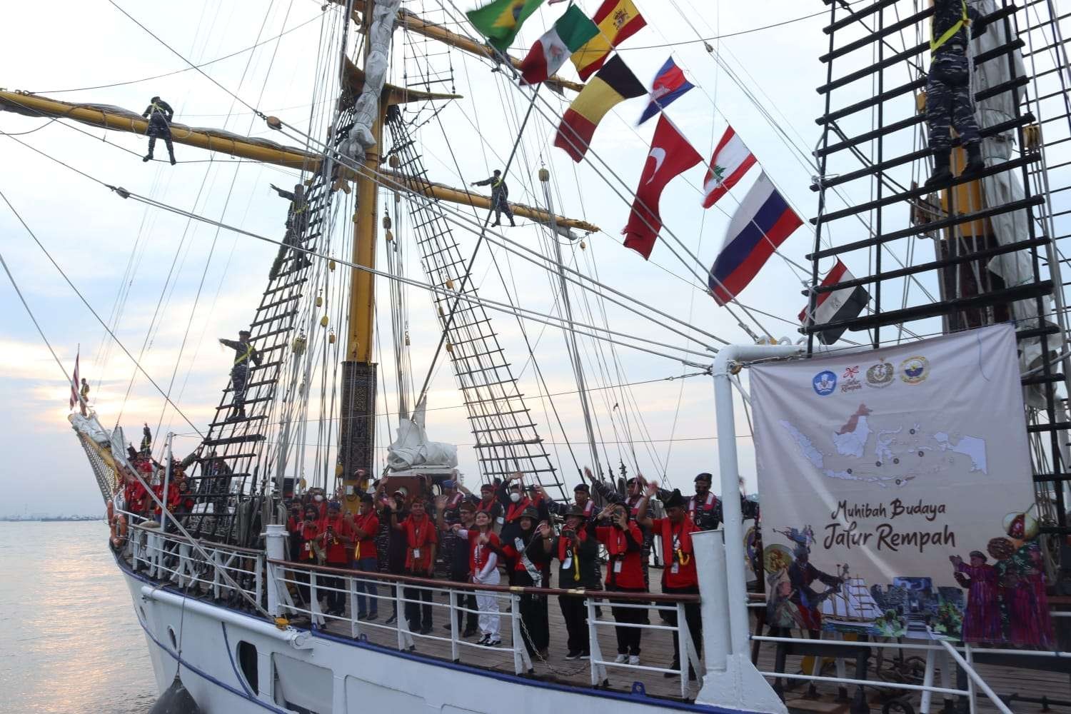 KRI Dewa Ruci meninggalkan Dermaga TNI AL Ujung Surabaya membawa misi budaya Indonesia. (Foto: Istimewa)