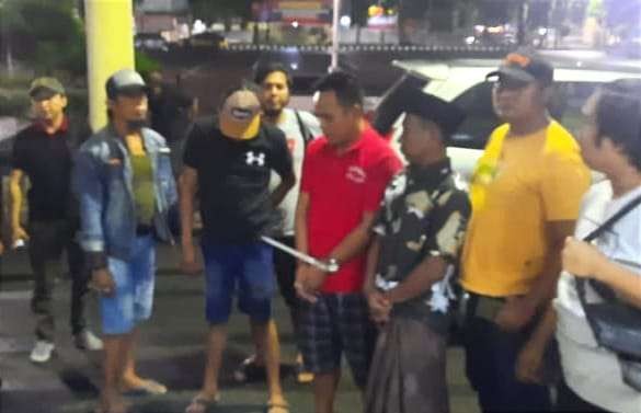 Tiga pelaku penjual judi togel online tertangkap di warung kopi digelandang polisi ke Mapolres Situbondo.(foto:humas polres Situbondo)