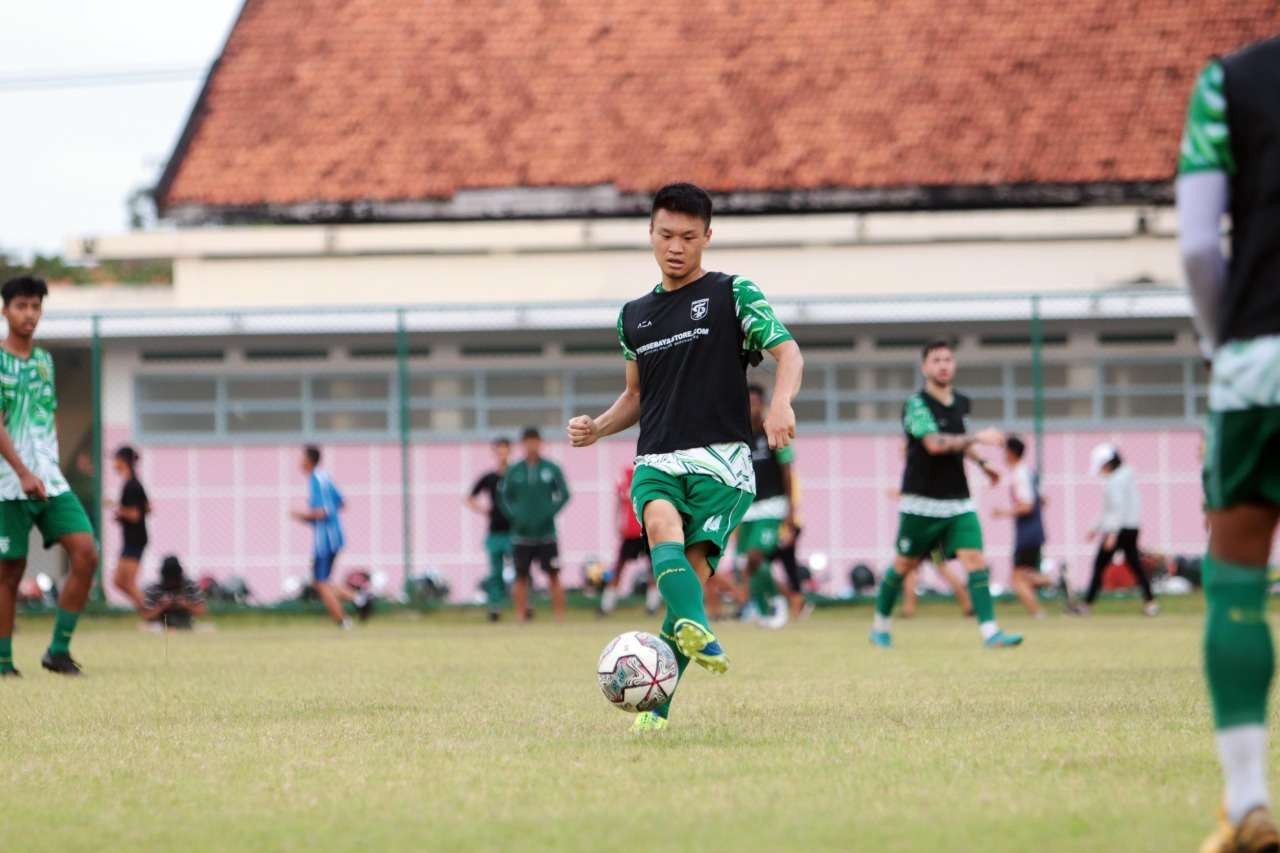 Pemain asing baru Persebaya, Sho Yamamoto saat menjalani latihan tim. (Foto: Fariz Yarbo/Ngopibareng.id)