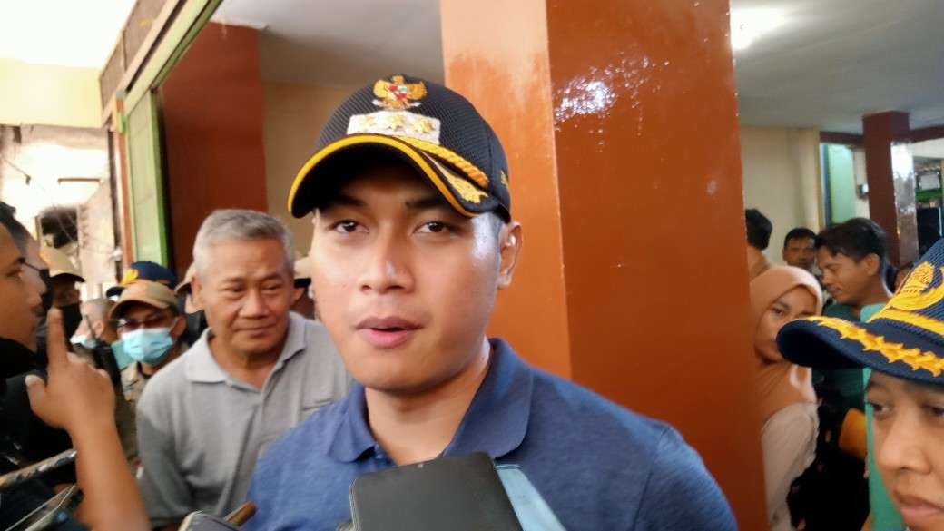 Bupati Tuban, Aditya Halindra Faridzky saat menghadiri acara Bulan Bhakti Gotong-Royong di Pasar Baru Tuban (Khoirul Huda/Ngopibareng.id)