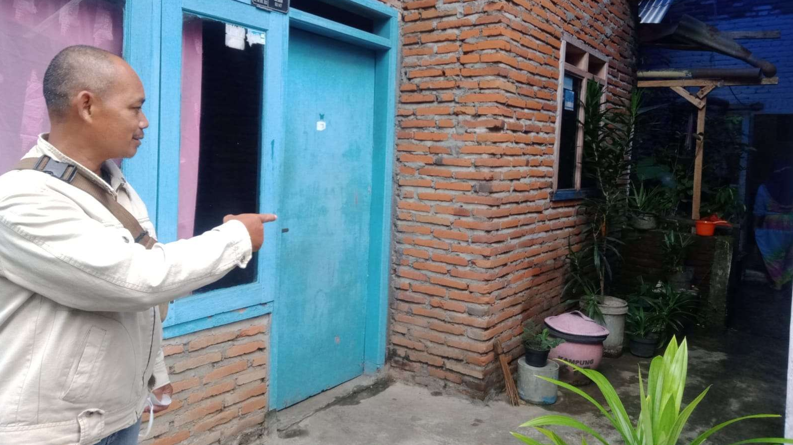 Ketua RT 06 Tanjungrejo, Sukun, Kota Malang, Gatot Sutoko saat menunjukkan lokasi rumah korban. Seorang perempuan di Malang tewas usai makan buah pokak. (Foto: Lalu Theo/Ngopibareng.id)