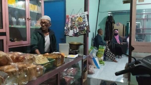 Korban pencurian, Rondi, saat berada di rumahnya. (Foto: Lalu Theo/Ngopibareng.id)