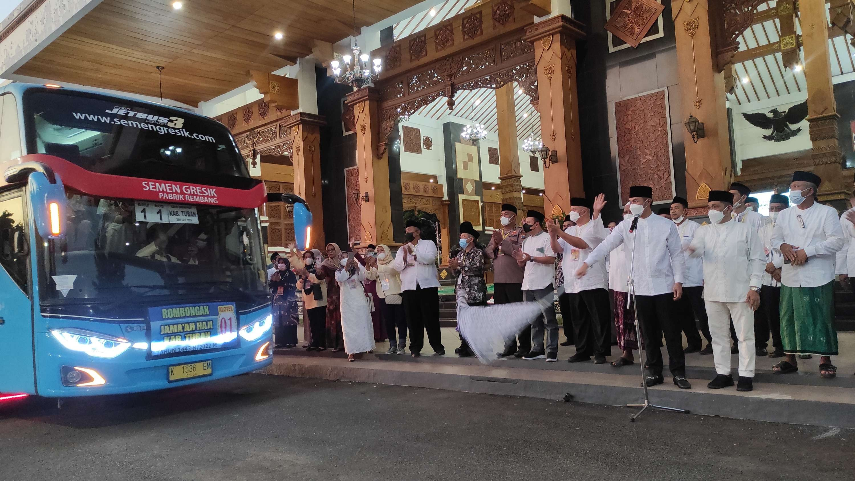 Bupati Tuban didampingi Wabup memberangkatkan calon jemaah haji di Pendopo Kridha Manunggal Tuban (Foto: Dokumen Kemenag Tuban)