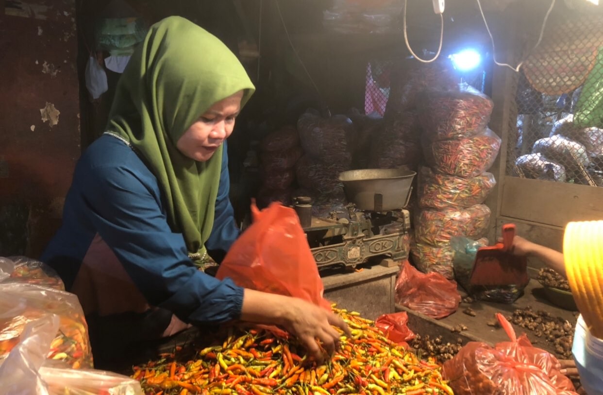 Salah satu pedagang cabai rawit di Pasar Keputran (Foto: Andhi Dwi/Ngopibareng.id)