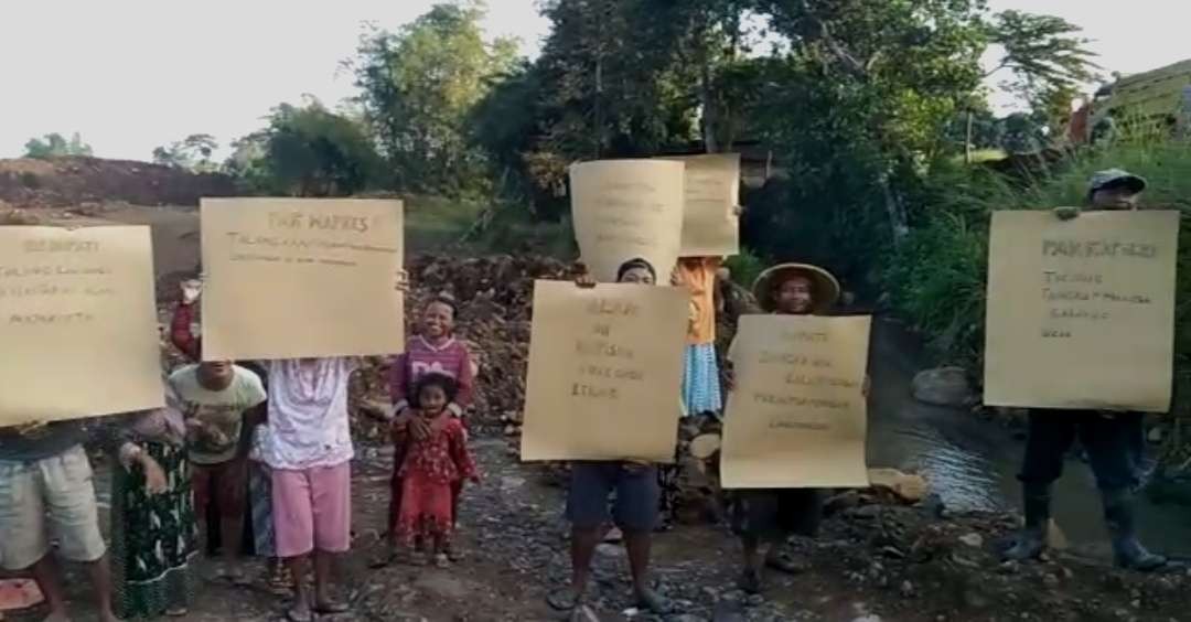 Warga demo di jalan menuju lokasi galian C. (Foto: Istimewa)