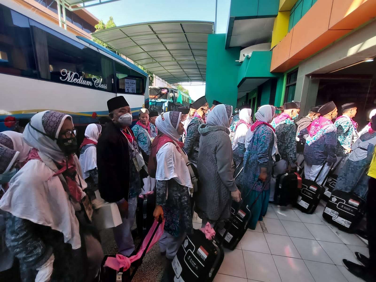 Jemaah haji Tuban tiba di Asrama Haji Sukolilo. (Foto: Istimewa)