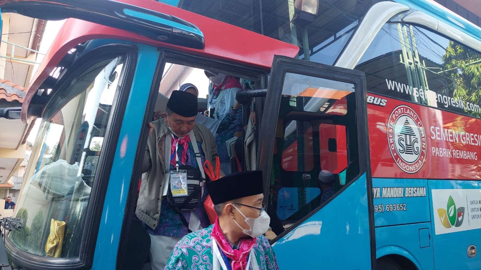 Kedatangan jemaah haji dari Tuban ke Asrama Haji Sukolilo. (Foto: Istimewa)