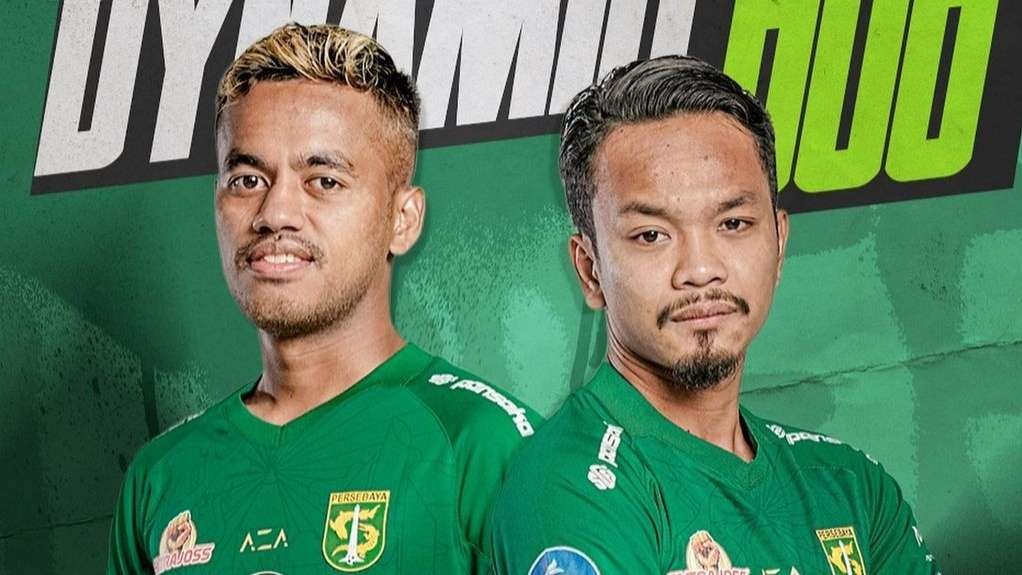 Dua Pemain Persebaya, Alwi Slamat dan M Hidayat. (Foto: Istimewa)