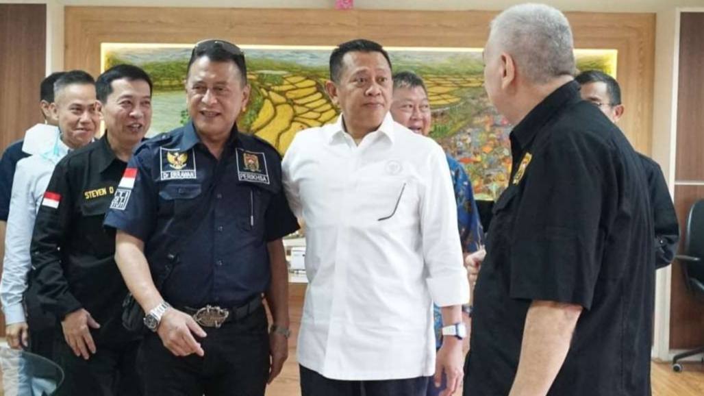 Bambang Soesatyo (tengah) bersama pengurus PERIKHSA (Foto: istimewa)