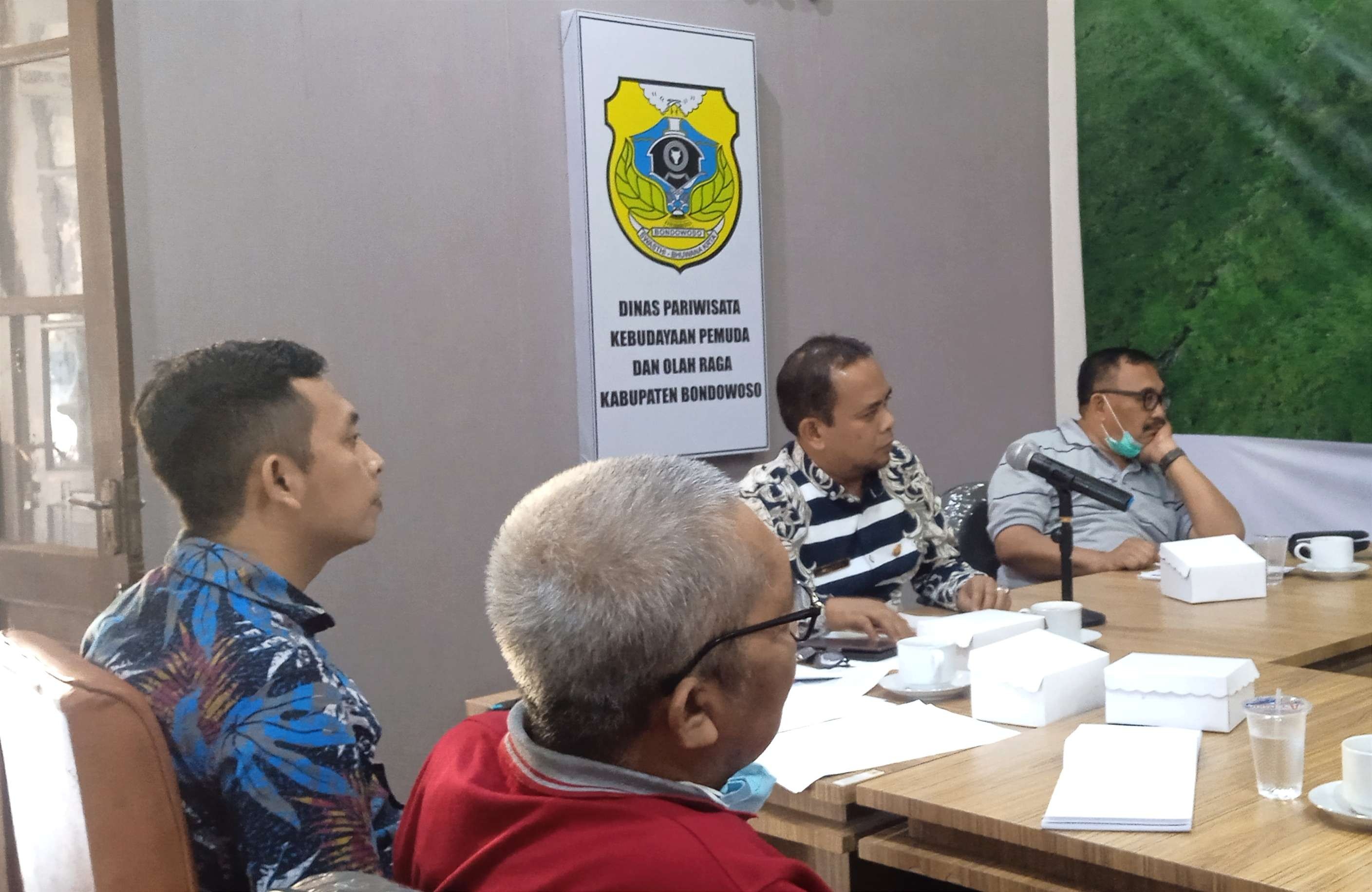 Kepala Disparbudpora Bondowoso Mulyadi (tengah) saat rakor dengan KONI dan pengurus tujuh cabor untuk kesiapan venue Porprov Jatim VII 2022.(Foto: Guido Saphan/ngopibareng.id)