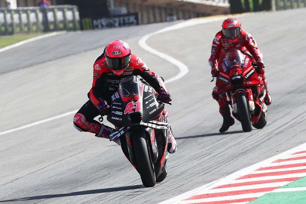 Aleix Espargaro mendominasi di Sirkuit Catalunya, Barcelona. Ia berada di depan Francesco Bagnaia. (Foto: Istimewa)