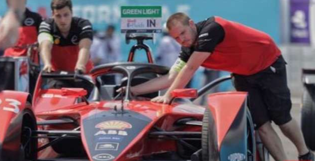 Tim mekanis peserta balap mobil Formula E sedang melakukan persiapan akhir sebelum bertarung di sirkuit (Foto: Istimewa)