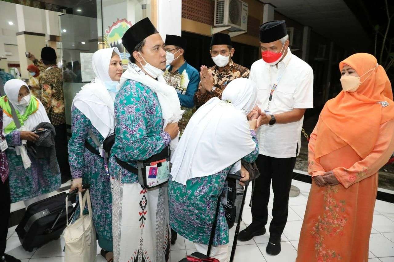 Gubernur Jawa Tengah, Ganjar Pranowo melepas keberangkatan kloter pertama calon jamaah haji asal Jawa Tengah, Jumat 3 Juni 2022. (Foto: ist)