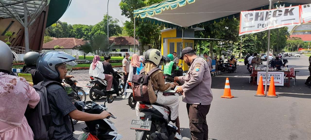 Peserta ujian sedang antre masuk ke Universitas Jember (Foto: Istimewa)