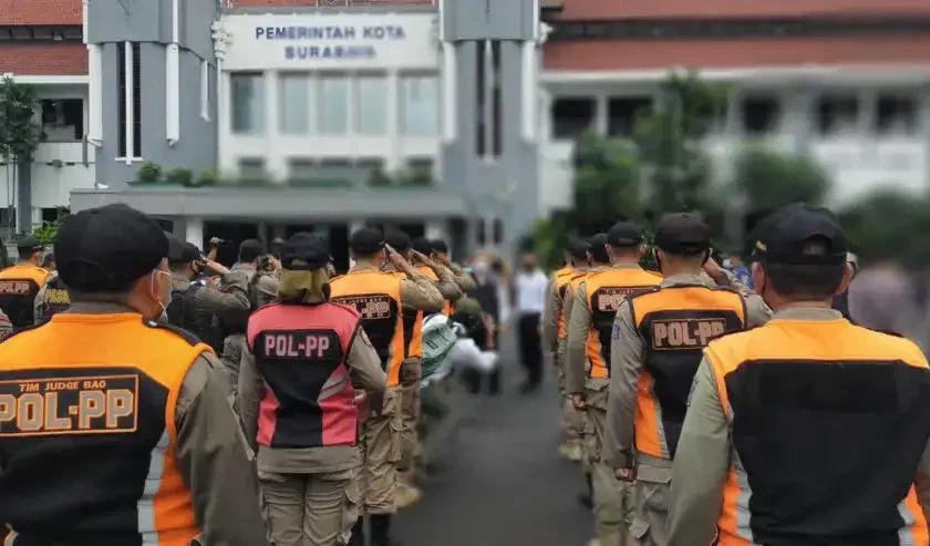 Ilustrasi oknum Satpol PP Surabaya diduga jual barang hasil penertiban di gudang. (Foto: Istimewa)