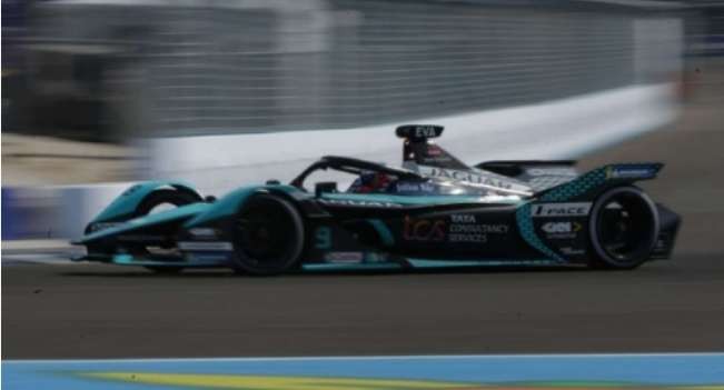 Pembalap Jaguar Mitch Evans menjadi juara di Jakarta E-Prix 2022, Sabtu 4 Juni 2022.( Foto: istimewa)