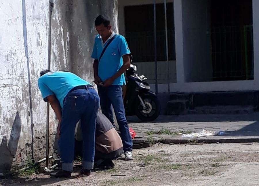 Petugas PDAM Blora mengecek jaringan pipa air ke rumah pelanggan, seiring protes kenaikan tagihan yang dinilai tak wajar. (Foto: Ahmad Sampurno/Ngopibareng.id)