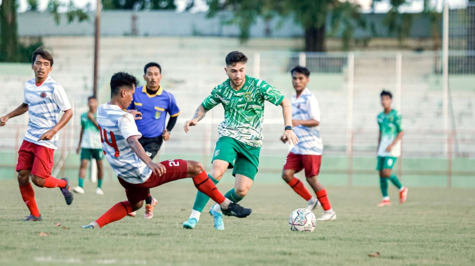 Pemain Persebaya, Higor Vidal saat menjalani laga uji coba melawan PDS di Stadion Gelora 10 November, Surabaya, Jumat 3 Juni 2022. Ini merupakan strategi untuk Persebaya jelang Piala Presiden. (Foto: Istimewa)