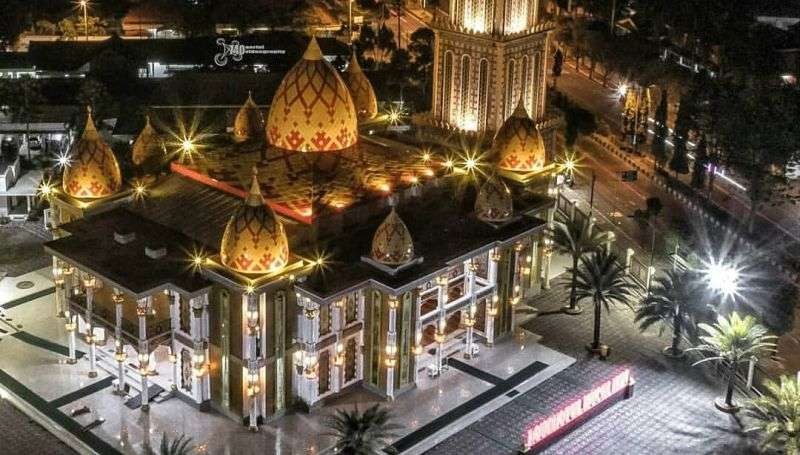 Masjid Roudhotul Muchlisin di Jember bernuansa Turki yang indah sekali. (Foto: Travellers)