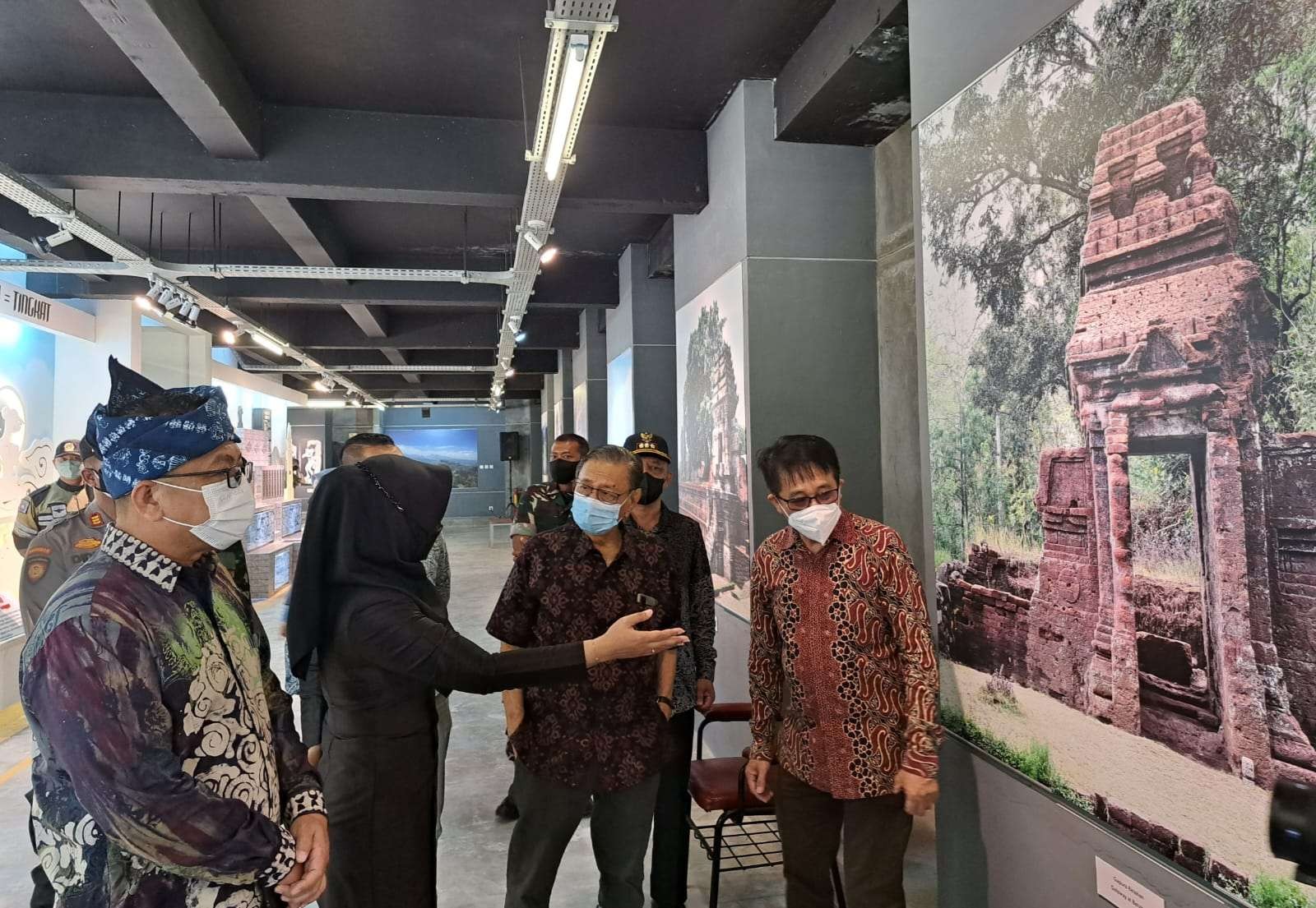 Rektor Ubaya, Ir Benny Lianto bersama Prof Joniarto Parung dan Gubernur Mojokerto, dr Ikhfina Fahmawati. (Foto: Pita Sari/Ngopibareng.id)