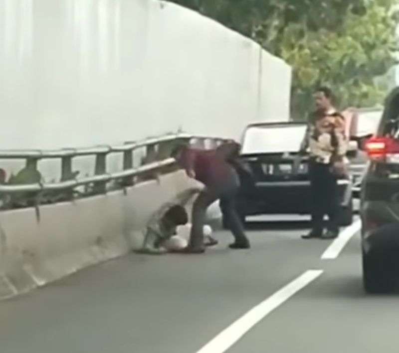 Justin Frederick tersungkur di aspal jalan tol. Anak politisi PDIP, Indah Kurnia sekaligus adik artis Verlita Evelyn itu jadi korban pemukulan. (Foto: Instagram @merekamjakarta)