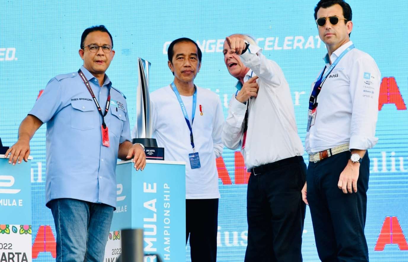 Gubernur DKI Anies Baswedan, bersama Presiden Joko Widodo di arena Balap Formula E (Foto: Setpres)