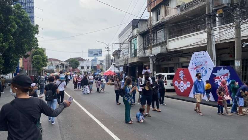 Para pengunjung event Kayutangan Heritage, Jalan Basuki Rachmat, Kota Malang, Jawa Timur. (Foto: Lalu Theo/Ngopibareng.id)