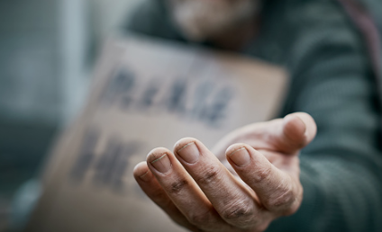 Kabar tentang pengemis dengan rekening bank yang tembus Rp400 juta, viral di media sosial. Diketahui, pengemis itu bernama Lutfi Haryono, 47 tahun. Aparat menyebut ada potensi unsur pidana. (Foto: ilustrasi/unsplash)