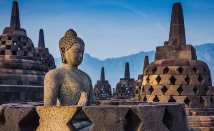 Pengelola Candi Borobudur menjelaskan tiket naik Candi Borobudur dan fasilitas lain yang didapat oleh wisatawan lokal. (Foto: unsplash)